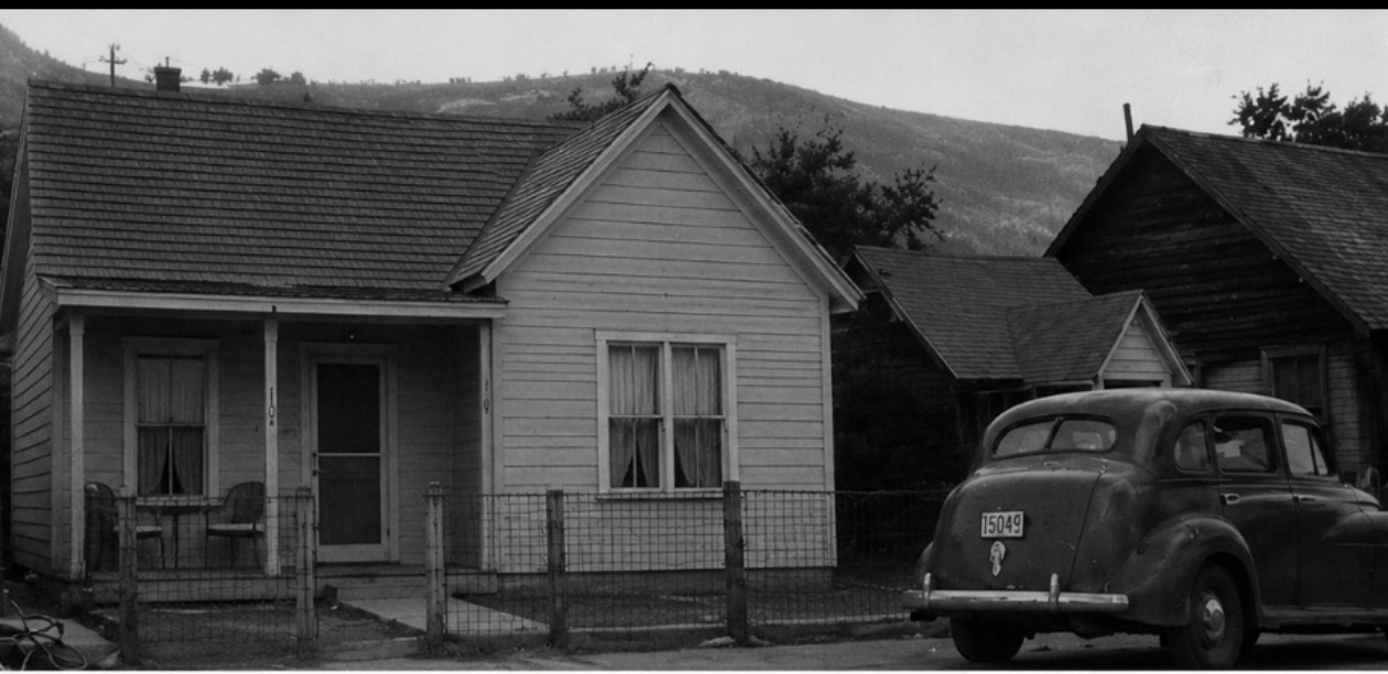 The same cottage, circa 1940, in black and white